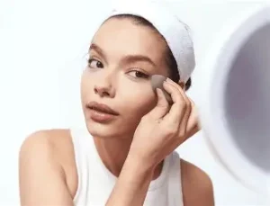 Blending the makeup to avoid cakey base