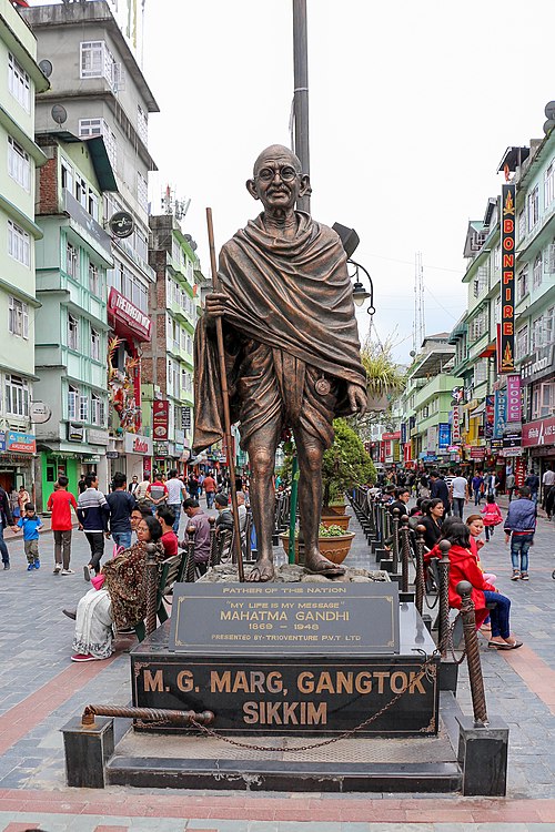 MG Marg statue