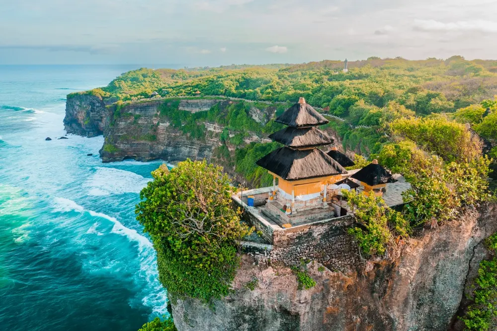 Bali-Indonesia-Uluwatu-cliff-temple-view