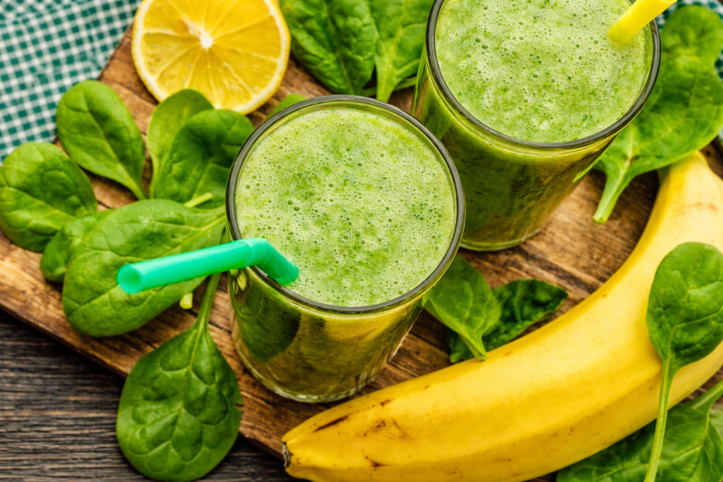 green smoothie for weight loss with spinach banana and lemon