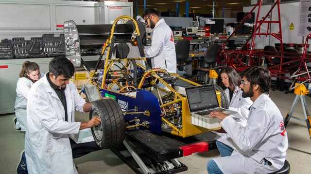 students-group-automotive-engineering