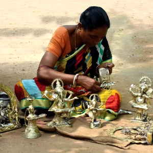Indian-artisan-practising-traditional-Dokra-craftsmanship-in-a-workshop